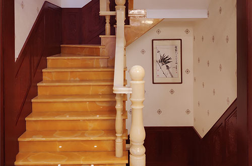 五通桥中式别墅室内汉白玉石楼梯的定制安装装饰效果